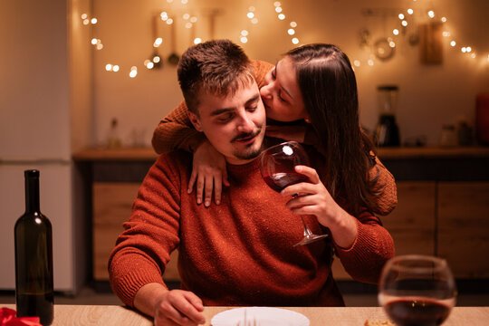 18 Cheap but Creative Date Ideas at Home on a $0 Budget