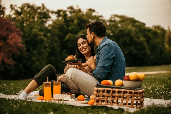 5 Powerful Outdoor Cheap but Creative Date Ideas That Beat Expensive Trips